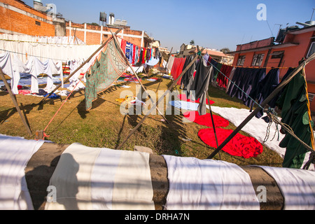 Bunte Wäsche gewaschen. Wäsche im Freien zum Trocknen in Kathmandu hängen. Stockfoto