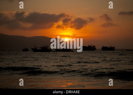 Eine brillante Sonnenaufgang als angesehen von Con Son Island, einer der Con Dao Islands, Vietnam. Stockfoto