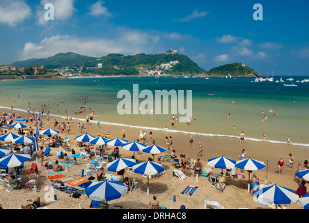 Ein Blick auf die schöne, aber überfüllt, Playa De La Concha (Strand von La Concha) in San Sebastian (Donostia), Spanien. Stockfoto