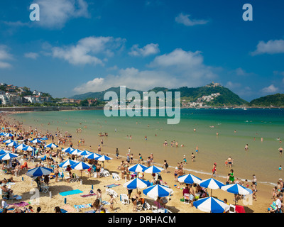 Ein Blick auf die schöne, aber überfüllt, Playa De La Concha (Strand von La Concha) in San Sebastian (Donostia), Spanien. Stockfoto