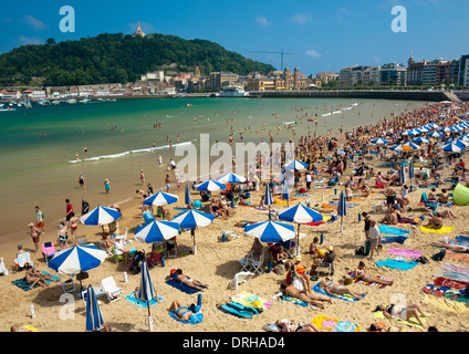 Ein Blick auf die schöne, aber überfüllt, Playa De La Concha (Strand von La Concha) in San Sebastian (Donostia), Spanien. Stockfoto