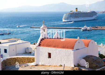 Kirche und Kreuzfahrt Schiff in Mykonos Kykladen Griechenland Stockfoto