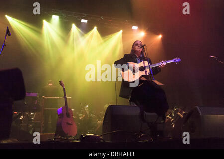 Glasgow, Schottland. 25. Januar 2014. Dougie MacLean, OBE, schottischen Singer-Songwriterin, durchgeführt bei Burns International Konzert The Hyfro Celtic Verbindungen 2014. Cmposer, Multi-Instrumentalist, Musikproduzent. Am besten bekannt für "The Gael" und "Caledonia."  Fotos Pauline Keightley. Bildnachweis: Pauline Keightley/Alamy Live-Nachrichten Stockfoto