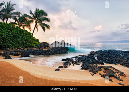 Zunächst Licht Schönheit am einsamen Strand Hochzeit auf Hawaii Insel Maui. Stockfoto