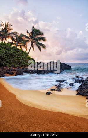 Zunächst Licht Schönheit am einsamen Strand Hochzeit auf Hawaii Insel Maui. Stockfoto