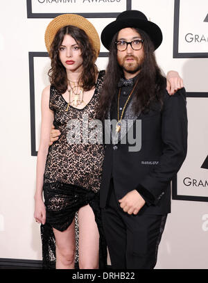 Los Angeles, Kalifornien, USA. 26. Januar 2014. Sean Lennon & Charlotte Kemp Muhl kommt für die 56th Annual Grammy Awards im Staples Center. Bildnachweis: Lisa O'Connor/ZUMAPRESS.com/Alamy Live-Nachrichten Stockfoto