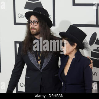 Los Angeles, USA. 26. Januar 2014. Sean Lennon (L) und Yoko Ono kommen auf dem roten Teppich für die 56. Grammy Awards im Staples Center in Los Angeles, USA, am 26. Januar 2014. Bildnachweis: Yang Lei/Xinhua/Alamy Live-Nachrichten Stockfoto