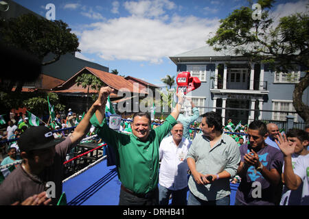 San Jose, Costa Rica. 26. Januar 2014. Johnny Araya (C), Präsidentschaftskandidat der Partei nationale Befreiung, grüßt seine Fans bei einem Kampagne treffen auf einem öffentlichen Platz in San Jose, der Hauptstadt von Costa Rica, am 26. Januar 2014. Johnny Araya ist auf dem ersten Platz mit 18 Prozent der Stimmrechten Absichten, und die Möglichkeit, eine zweite Runde der Wahlen ist noch latent, mit weniger als zwei Wochen links nach den Präsidentschaftswahlen im Februar 2, laut einer Umfrage am Mittwoch in einer lokalen Zeitschrift veröffentlicht. Bildnachweis: Xinuha/Kent Gilbert/Xinhua/Alamy Live-Nachrichten Stockfoto