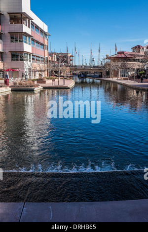 RiverWalk in der historischen Altstadt von Pueblo, Colorado. Professional Bull Rider Verband Gebäude auf der linken Seite. Stockfoto