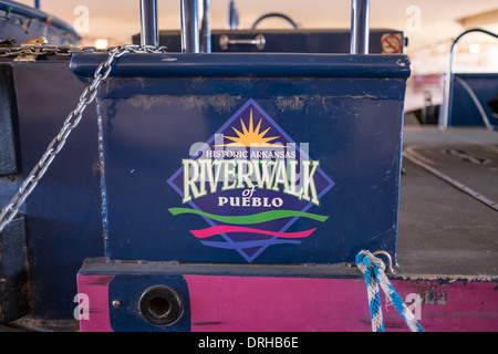 Historische Arkansas Riverwalk von Pueblo-Logo an der Seite eines Bootes. Stockfoto