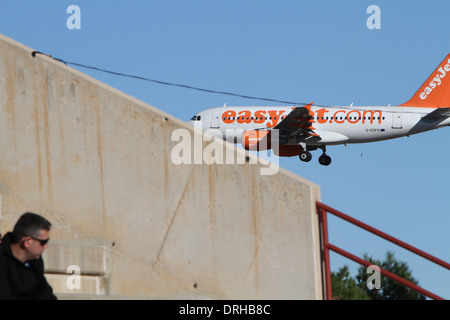 Niedrig fliegende Flugzeug über easy Jet bauen, Stockfoto