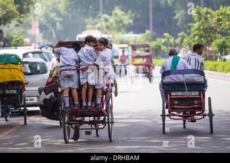 Jungen auf dem Weg zur Schule in Delhi, Indien Stockfoto