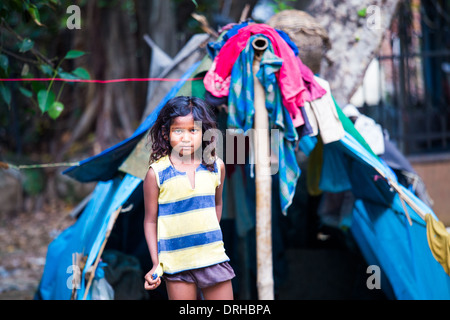 Junge Inderin vor dem Zelt lebt sie in Delhi, Indien Stockfoto