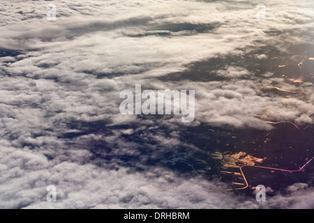 Flug über den Wolken fliegen. Luftaufnahme vom Himmel. Flug über Indien. Stockfoto