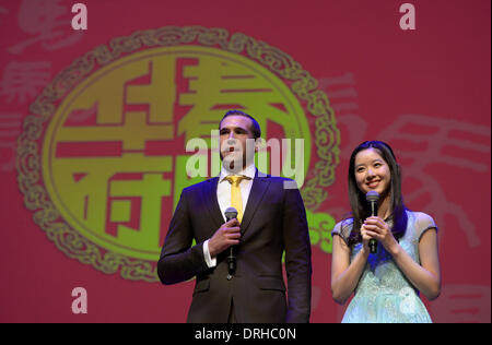 Washington DC, USA. 26. Januar 2014. "Milchtee" Mädchen Zhang Zetian (R), eine Internet-Berühmtheit, die oben auf der Liste von Chinas schönsten Universität Studenten, sagte ist Gastgeber eine Spring Festival Gala 20 Universitäten und Hochschulen im Osten der USA, in Washington, D.C., USA, 26. Januar 2014. Bildnachweis: Yin Bogu/Xinhua/Alamy Live-Nachrichten Stockfoto