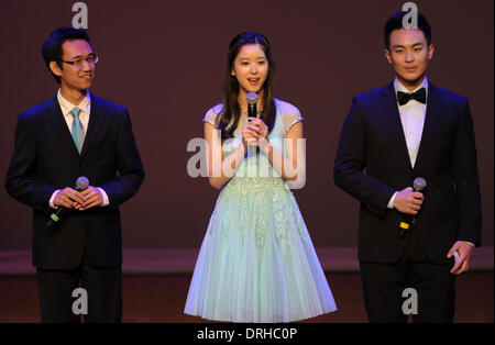 Washington DC, USA. 26. Januar 2014. "Milchtee" Mädchen Zhang Zetian (C), eine Internet-Berühmtheit, die oben auf der Liste von Chinas schönsten Universität Studenten, sagte ist Gastgeber eine Spring Festival Gala 20 Universitäten und Hochschulen im Osten der USA, in Washington, D.C., USA, 26. Januar 2014. Bildnachweis: Yin Bogu/Xinhua/Alamy Live-Nachrichten Stockfoto