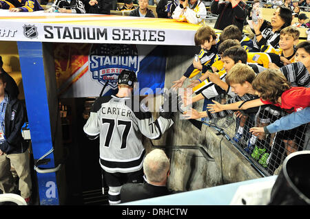 Los Angeles, CA, USA. 27. Januar 2014. 25. Januar 2014 Los Angeles, Kalifornien. Los Angeles Kings Jeff Carter #77 Köpfe in den Umkleideraum zu zentrieren, wie Fans ausstrecken und jubeln nach der ersten Periode während der National Hockey League-Spiel zwischen den Anaheim Ducks und den Los Angeles Kings im Dodger Stadium in der 2014 Stadion Serie Hockey Spiel an Dodger Stadium.Louis Lopez/CSM/Alamy Live News Stockfoto