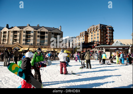 Whistler Village im Winter Skifahrer und Snowboarder.  Whistler, BC, Kanada Stockfoto