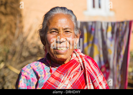 Nepalesische Seniorin in den Hügeln oberhalb von Kathmandu, Nepal Stockfoto
