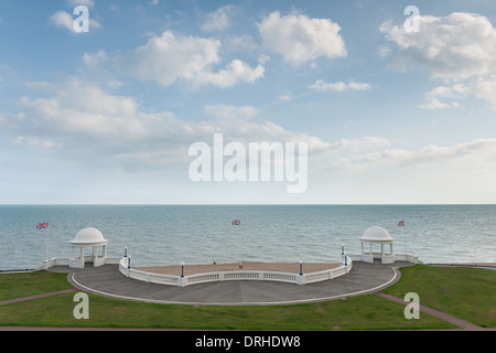 König George V Colonnade von De La Warr Pavilion und Meer thront mit Union Jack-Flagge Stockfoto