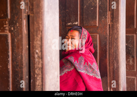 Nepalesische Frau in ihre Tür in Bhaktapur, Nepal Stockfoto