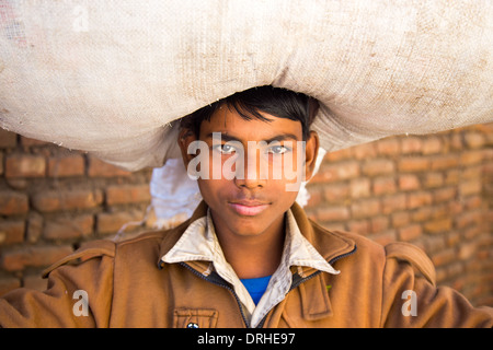 Nepalesische Teenager mit Recycling-Kunststoff auf seinem Kopf in Kathmandu, Nepal Stockfoto