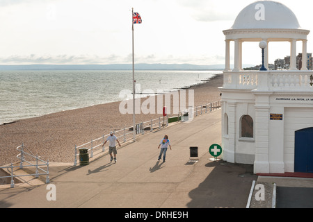 König George V Colonnade von De La Warr Pavilion und Meer thront mit Union Jack-Flagge Stockfoto