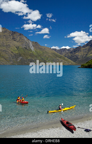 Kajaks, Sunshine Bay Lake Wakatipu, Queenstown, Otago, Südinsel, Neuseeland Stockfoto