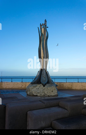 Ein neues Stück von Kunst im öffentlichen Raum auf Redcar Sea Front "Lebenslinien" des Bildhauers Ian Randall spiegelt die Natur direkt am Meer Stockfoto