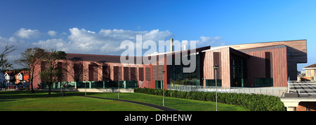 Äußere Aquarina Schwimmbad Splash Punkt Worthing Neustadt West Sussex England Architektur blauen Himmel Gebäude Freizeitbad Stockfoto