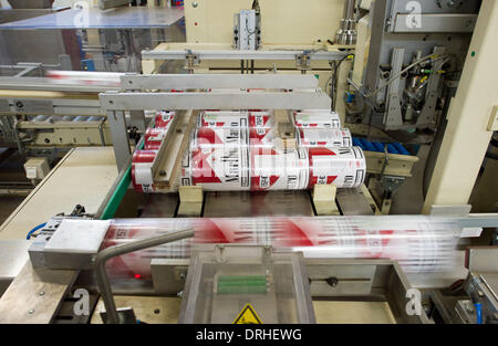 Dresden, Deutschland. 22. Januar 2014. Marlboro-Boxen sind gefüllt mit Tabak im Bereich Tabak Verarbeitung der f6 Zigarettenfabrik in Dresden, Deutschland, 22. Januar 2014. Foto: Arno Burgi/Dpa/Alamy Live-Nachrichten Stockfoto