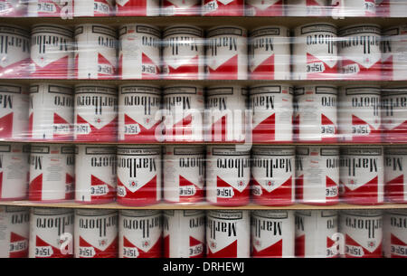 Dresden, Deutschland. 22. Januar 2014. Marlboro Leerboxen stehen auf Paletten in einem Lagerraum der f6 Zigarettenfabrik in Dresden, Deutschland, 22. Januar 2014. Foto: Arno Burgi/Dpa/Alamy Live-Nachrichten Stockfoto