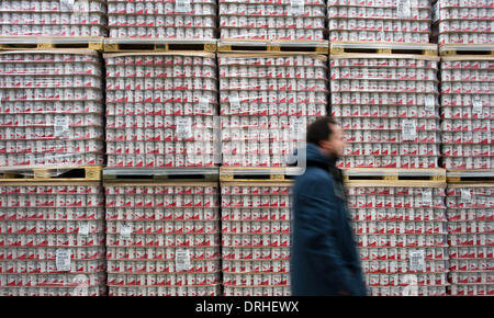 Dresden, Deutschland. 22. Januar 2014. Ein Mitarbeiter geht es vorbei an Marlboro Leerboxen stehend auf Paletten in einem Lagerraum der f6 Zigarettenfabrik in Dresden, Deutschland, 22. Januar 2014. Foto: Arno Burgi/Dpa/Alamy Live-Nachrichten Stockfoto