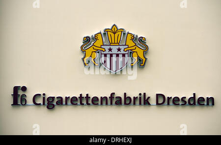 Dresden, Deutschland. 22. Januar 2014. Das Logo der f6 Zigaretten-Fabrik Dresden ist außerhalb eines Fabrikgebäudes in Dresden, Deutschland, 22. Januar 2014 sehen. Foto: Arno Burgi/Dpa/Alamy Live-Nachrichten Stockfoto