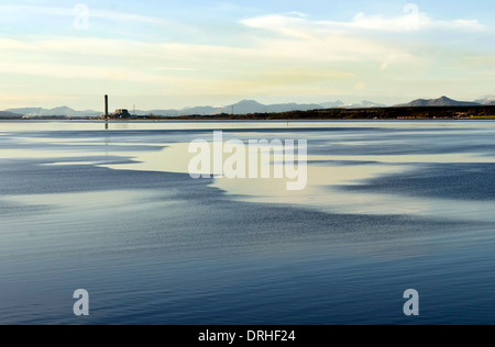 Blick in Richtung Longannet Kraftwerk von Blackness Castle am Ufer des Flusses Forth in West Lothian, Schottland. Stockfoto