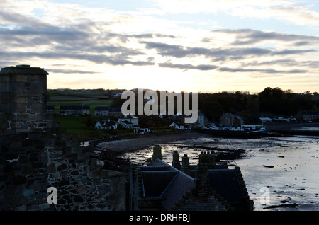 Das Dorf Schwärze, von der Burg am Ufer des Flusses Forth in West Lothian, Schottland. Stockfoto