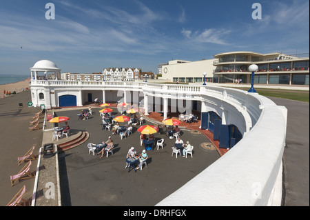 König George V Colonnade von De La Warr Pavilion und Meer thront mit Union Jack-Flagge Stockfoto