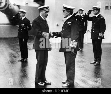 George V Händeschütteln mit Admiral Sturdee Stockfoto