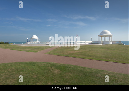 König George V Colonnade von De La Warr Pavilion und Meer thront mit Union Jack-Flagge Stockfoto