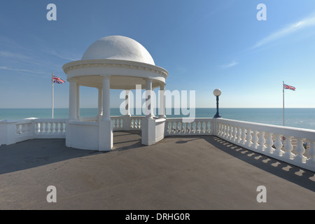 König George V Colonnade von De La Warr Pavilion und Meer thront mit Union Jack-Flagge Stockfoto