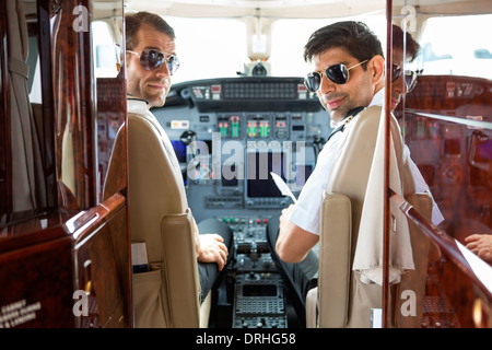 Zuversichtlich Piloten im Cockpit des Flugzeugs Stockfoto