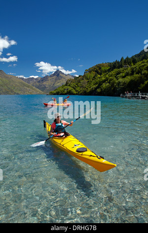 Kajaks, Sunshine Bay Lake Wakatipu, Queenstown, Otago, Südinsel, Neuseeland Stockfoto