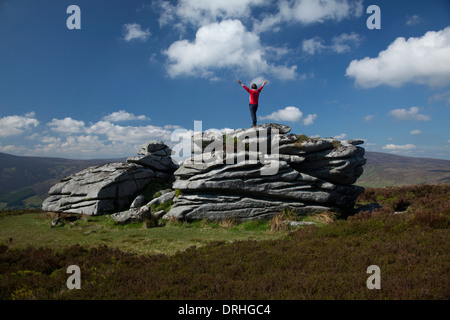 Walker auf dem Granit Tor des Fitzwilliam Sitz, nahe dem Gipfel des Knocknagun. An der Grenze der Grafschaften Dublin und Wicklow, Irland. Stockfoto