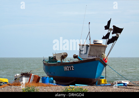 Fischereifahrzeug IH212 am Strand von Aldeburgh, Suffolk mit Angeln Utensilien um ihn herum Stockfoto