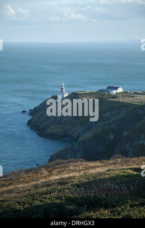 Blick über Baily Lighthouse, Halbinsel Howth, County Dublin, Irland. Stockfoto