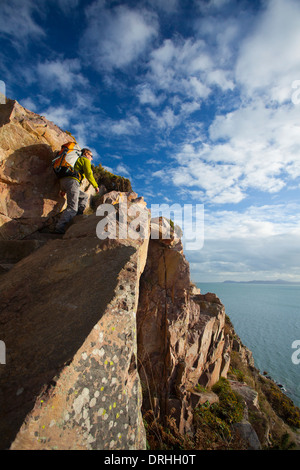 Walker Klettern eine steinerne Treppe am Moor Frösche Schleife, Red Rock, Howth Coastal Path, County Dublin, Irland. Stockfoto