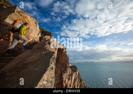 Walker Klettern eine steinerne Treppe am Moor Frösche Schleife, Red Rock, Howth Coastal Path, County Dublin, Irland. Stockfoto