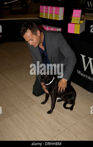 Komiker Julian Clary mit Hund bei Buchvorstellung in Waterstones London Stockfoto