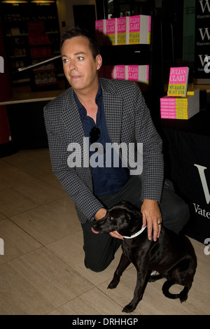 Komiker Julian Clary mit Hund bei Buchvorstellung in Waterstones London Stockfoto