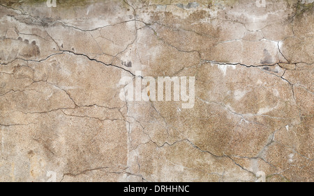 Hintergrundtextur alte gelbe Wand mit Stuck und Risse Stockfoto